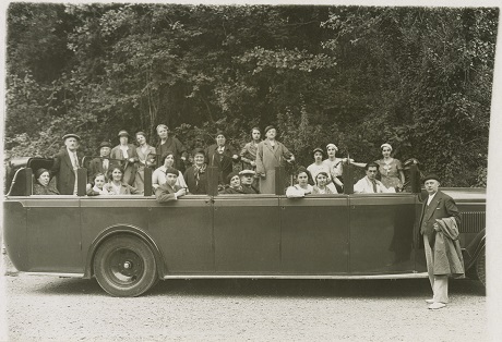 Groepsfoto in open bus uit het archief van Poldy Hirsch