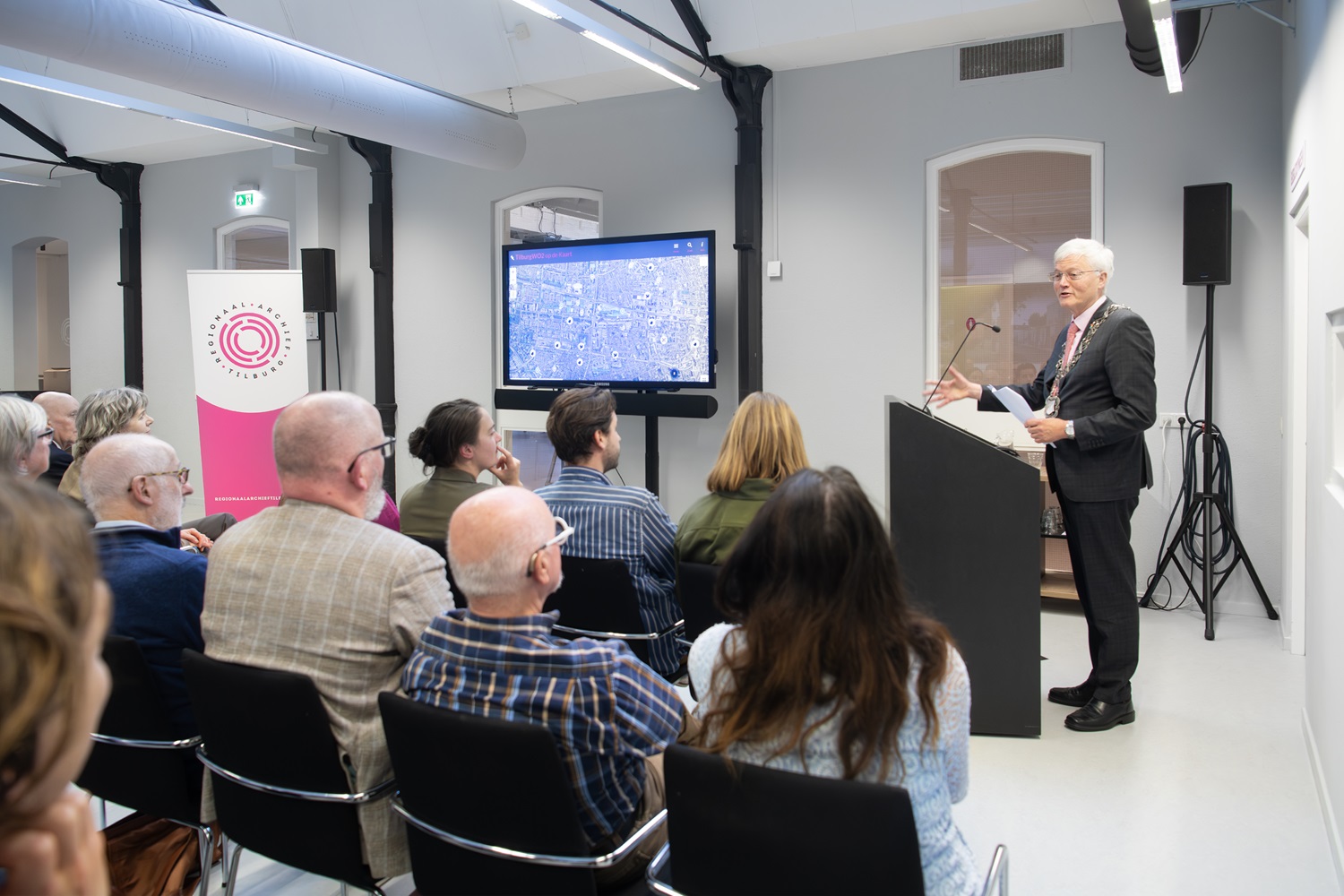 Burgemeester Weterings tijdens lancering Tilburg WO2 op de kaart