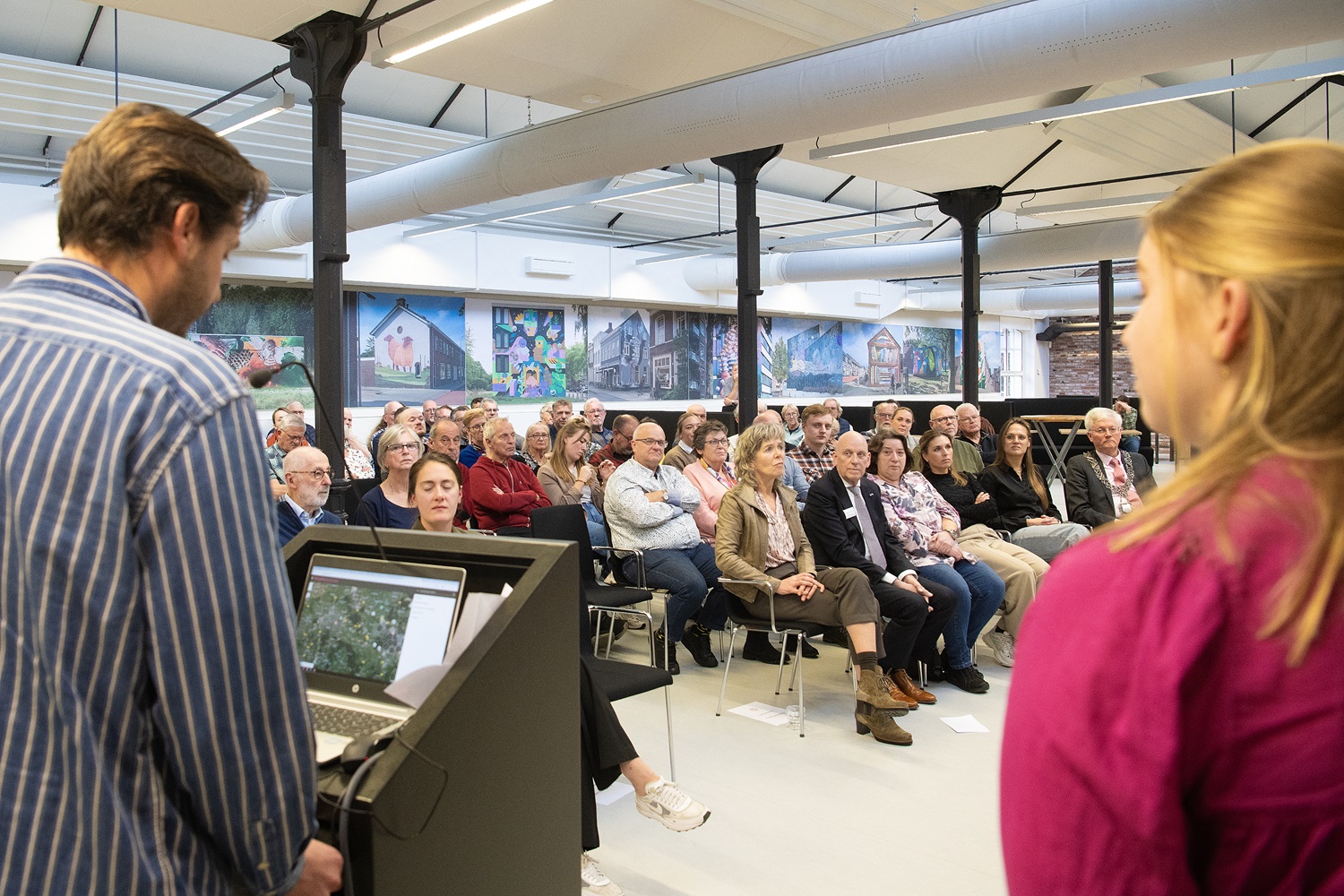 Martijn van Bommel en Sterre Schlink tijdens presentatie Tilburg WO2 op de kaart