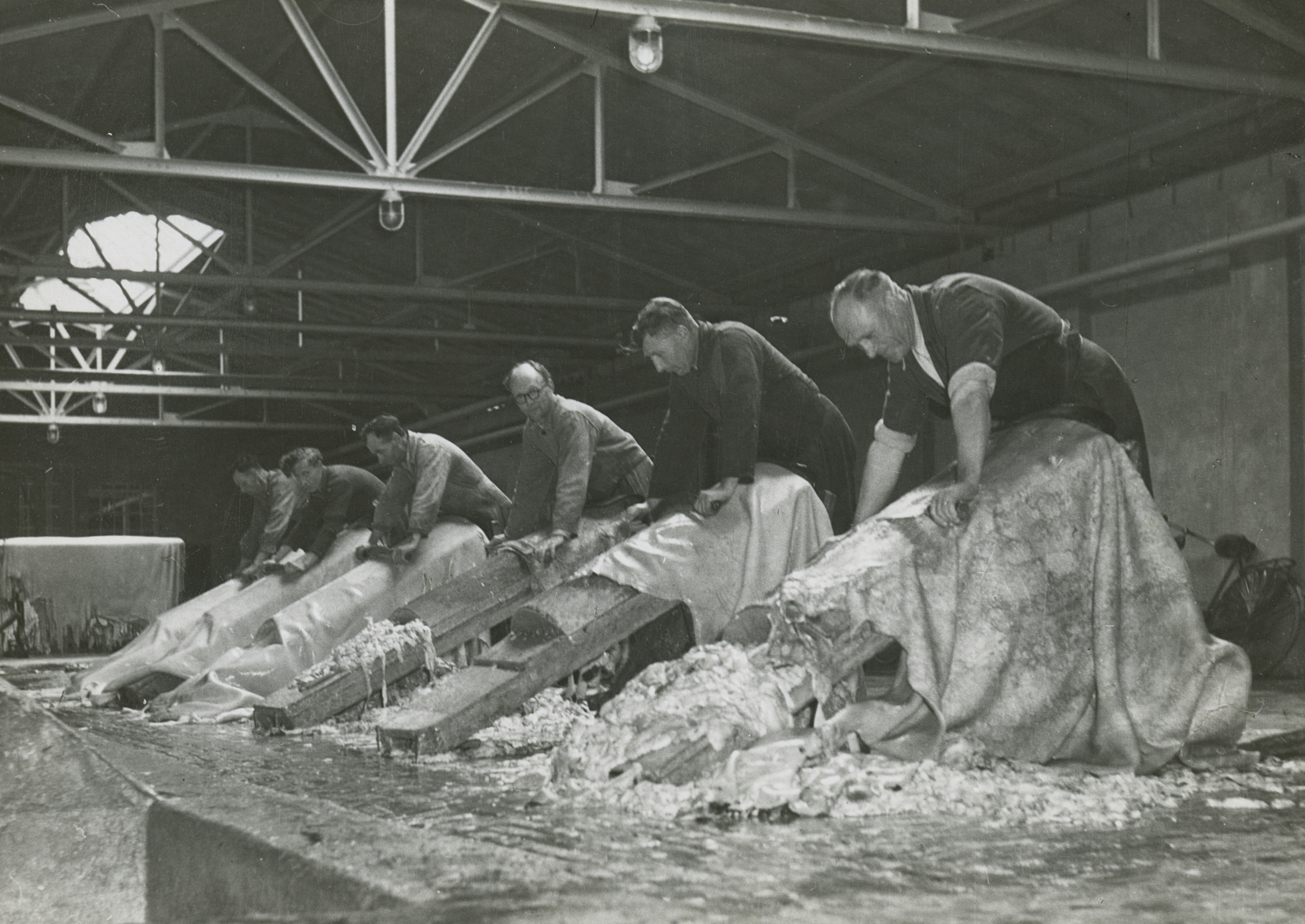 Werkproces in lederfabriek Noord-Brabant in Rijen, jaartal onbekend.